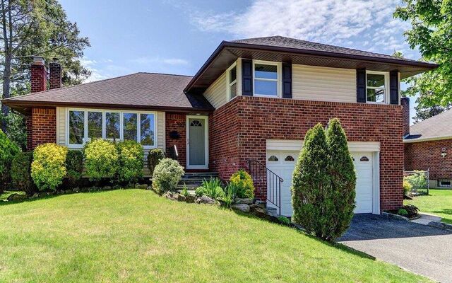 520 Queen St, Westbury, NY 11590