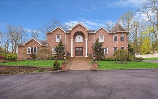 527 Caledonia Rd, Dix Hills, NY 11746