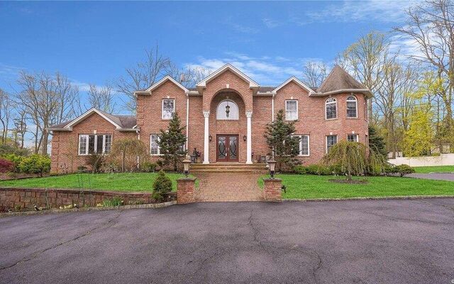 527 Caledonia Rd, Dix Hills, NY 11746