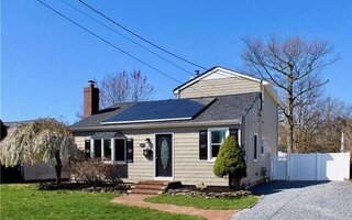 537 S 8th St, Lindenhurst, NY 11757