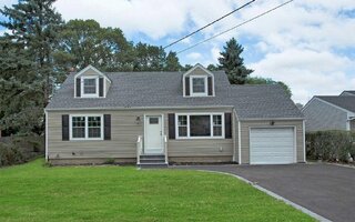 55 Brennan St, Huntington, NY 11743