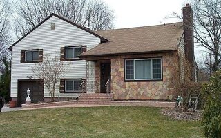 55 Middlecamp Rd, Westbury, NY 11590