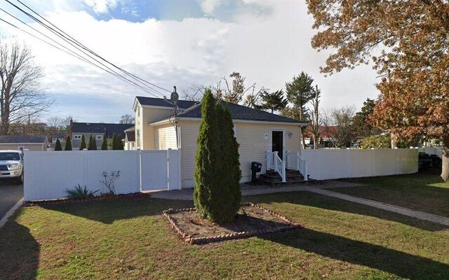 551 S 7th St, Lindenhurst, NY 11757 (Yard)