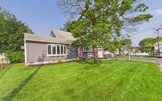 554 S 8th St, Lindenhurst, NY 11757