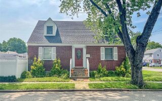 556 N 12th St, New Hyde Park, NY 11040