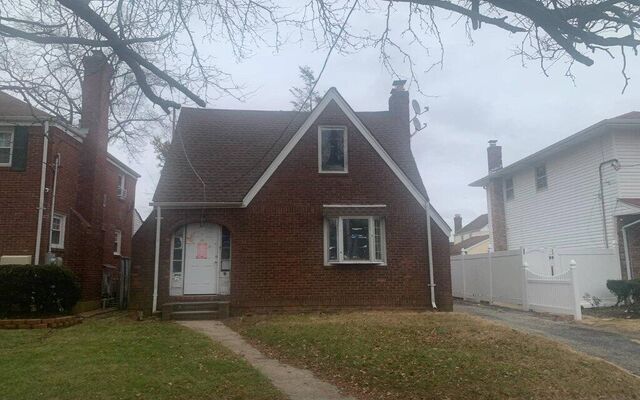 56 Belmont Pkwy, Hempstead, NY 11550 (Yard)