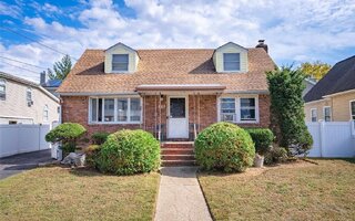 567 Oakley Ave, Elmont, NY 11003