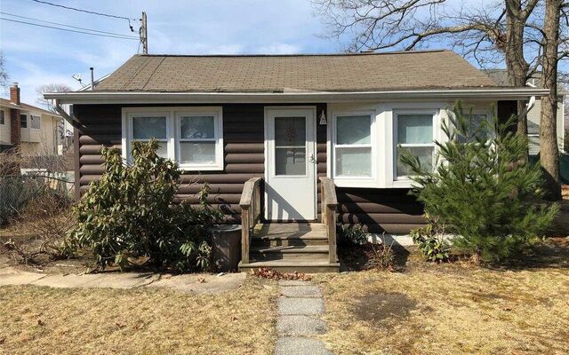 57 4th St, Ronkonkoma, NY 11779