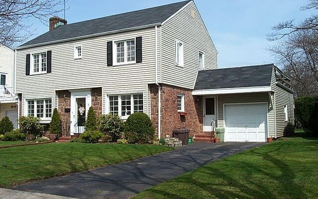 57 Dartmouth St, Garden City, NY 11530