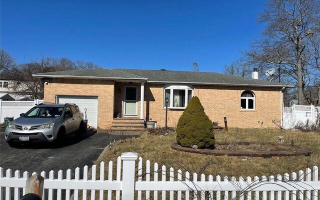 57 Pinewood Dr, Shirley, NY 11967 (House View)