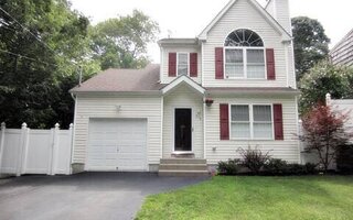 576 Boxwood Dr, Shirley, NY 11967