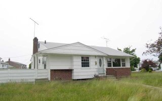 58 Amherst Ln, Hicksville, NY 11801