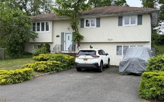 58 Sunburst Dr, Deer Park, NY 11729