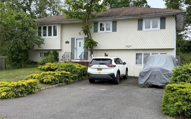 58 Sunburst Dr, Deer Park, NY 11729 (House View)