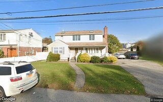 584 S 6th St, Lindenhurst, NY 11757