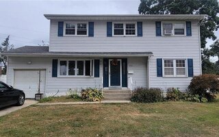 588 N Putnam Ave, Lindenhurst, NY 11757