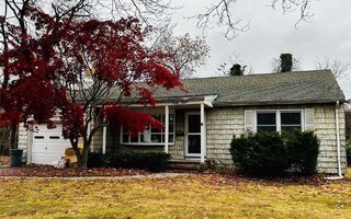 59 Paine St, Lindenhurst, NY 11757
