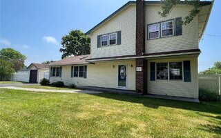 59 Pequot Ln, East Islip, NY 11730