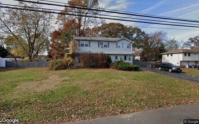 591 East Dr, Lindenhurst, NY 11757