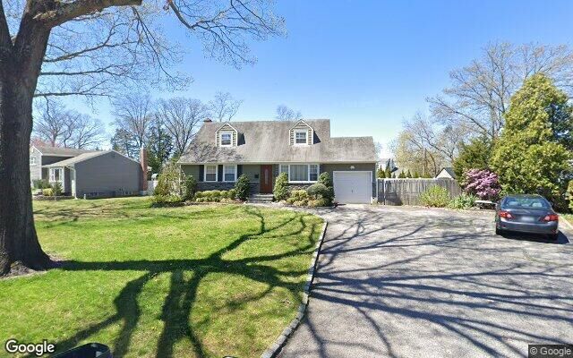 6 Apple Ln, Commack, NY 11725