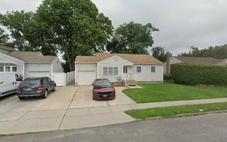 6 Bentley Rd, Plainview, NY 11803
