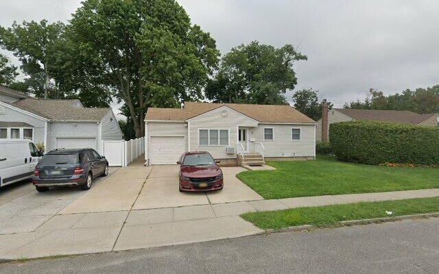 6 Bentley Rd, Plainview, NY 11803