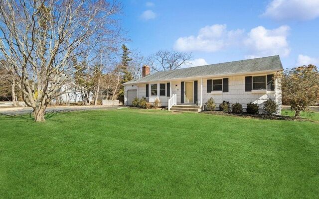 6 Bishop Pl, Westhampton Beach, NY 11978 (Swimming Pool)