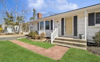 6 Bishop Pl, Westhampton Beach, NY 11978