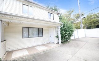 6 Greentree Ln, Staten Island, NY 10314
