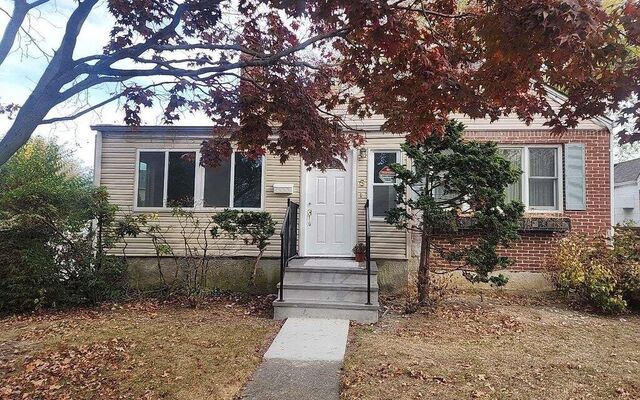6 Hudson Ct, Lynbrook, NY 11563