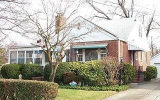 6 Hudson Ct, Lynbrook, NY 11563