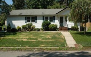 6 Iroquois Trl, Ridge, NY 11961