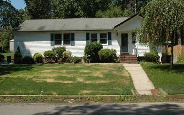 6 Iroquois Trl, Ridge, NY 11961