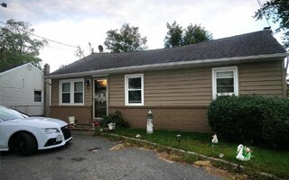 6 Locust Ave, Wheatley Heights, NY 11798