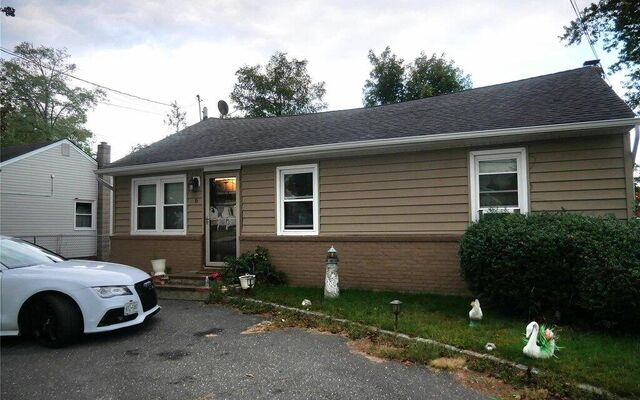 6 Locust Ave, Wheatley Heights, NY 11798