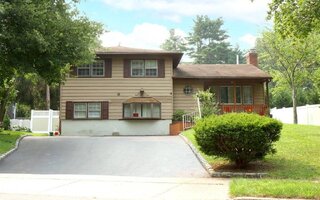 6 Mackay Dr, Hauppauge, NY 11788