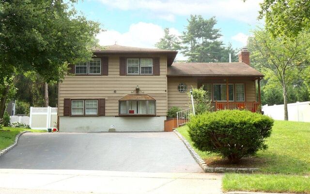 6 Mackay Dr, Hauppauge, NY 11788