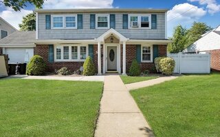 6 Maple St, Massapequa, NY 11758