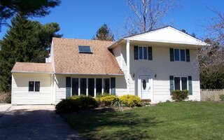 6 Peacock Ct, Coram, NY 11727