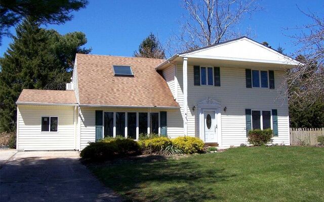 6 Peacock Ct, Coram, NY 11727