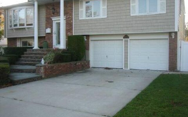 6 Pebble Pl, Commack, NY 11725