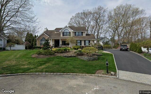 6 Quantuck Ct, Commack, NY 11725