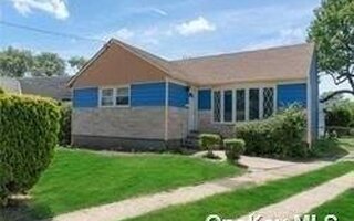6 Roosevelt St, Hempstead, NY 11550