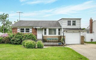6 Tobias St, Hicksville, NY 11801