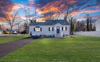 6 Wyandotte Ln, East Islip, NY 11730