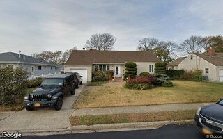 60 E Neptune Ave, Lindenhurst, NY 11757