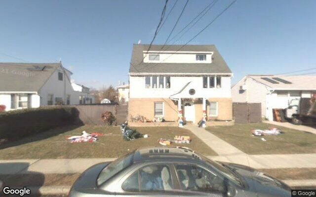 60 E Seacrest Ave, Lindenhurst, NY 11757