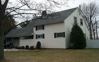 60 Market Ln, Levittown, NY 11756