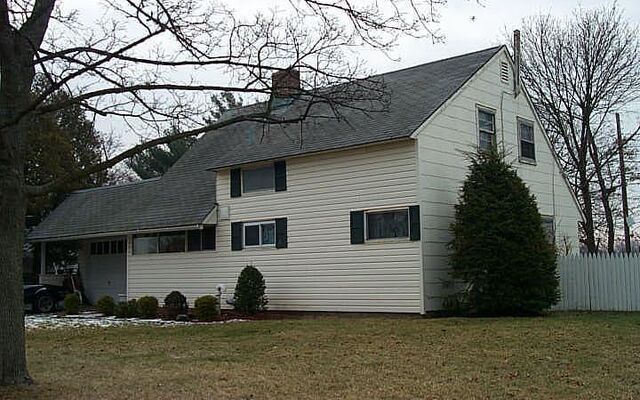 60 Market Ln, Levittown, NY 11756