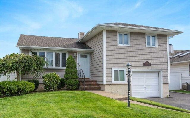 61 Elmtree Ln, Jericho, NY 11753